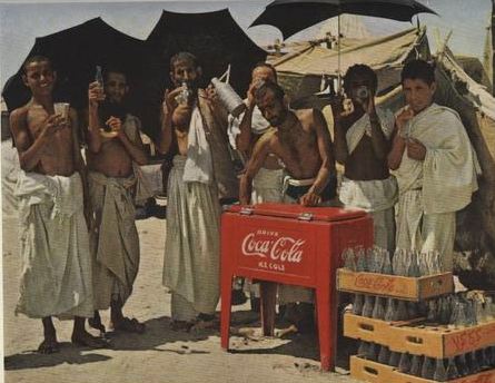 يشربون-الكوكاكولا